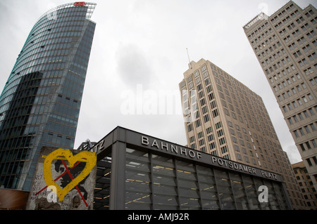 Berlin Wandabschnitt mit Herz Grafitti außerhalb Potsdamer Platz Hauptbahnhof Berlin Deutschland Stockfoto