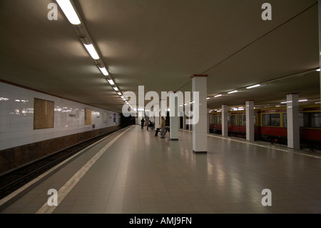 leeren Sie Potsdamer Platz s-Bahnstation Berlin Deutschland Stockfoto