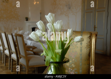 Weiße Blumen platziert im eleganten Speisesaal des Chateau Mcely Hotels in Tschechische Republik Stockfoto