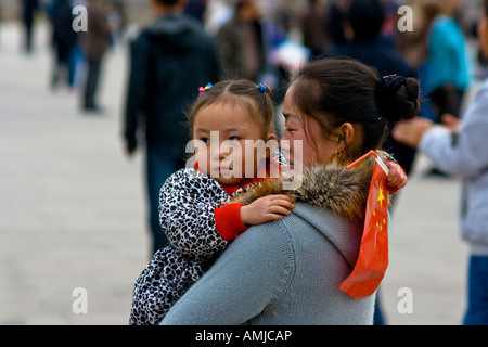 Junge chinesische Mädchen und ihre Mutter mit National Flagge Platz des himmlischen Friedens Peking China Stockfoto