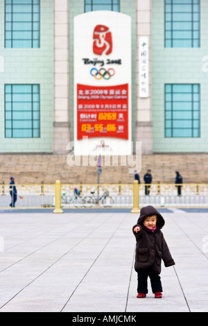 Cute Young chinesisches Kind vor Olympia Countdown Clock Platz des himmlischen Friedens Peking China Stockfoto