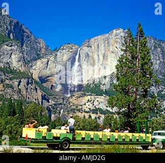 Touristen die Tal Boden Tour bewundern Brial Schleier fällt im Yosemite-Nationalpark, Kalifornien, USA Stockfoto