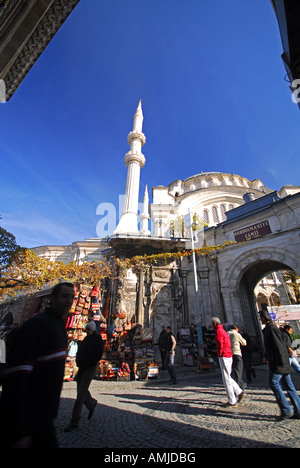 ISTANBUL, TÜRKEI. Eine Straße am Eingang zum großen Basar (Kapali Carsi), mit der Nuruosmaniye Moschee hinter. 2007. Stockfoto