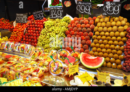 Obst zum Verkauf im Mercat De La Boqueria Ramblas Barcelona Stockfoto