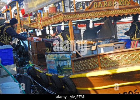 ISTANBUL, TÜRKEI. Boot am Goldenen Horn Wasser in Eminönü Balik Ekmek (heiße Makrele Sandwiches) zu verkaufen. 2007. Stockfoto