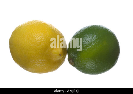 Zitrone und Limone isoliert auf weißem Hintergrund Stockfoto