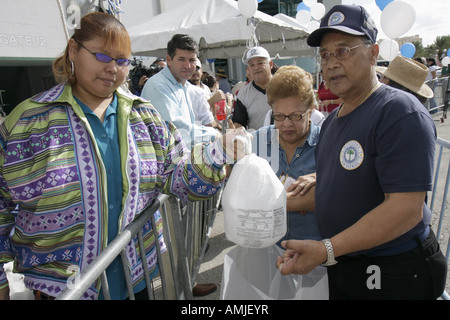 Miami Florida, Orange Bowl, Thanksgiveaway, Miccosukee Seminole Tribe spenden kostenlos türkei, lateinamerikanische lateinamerikanische ethnische Einwanderer aus Lateinamerika Minorit Stockfoto