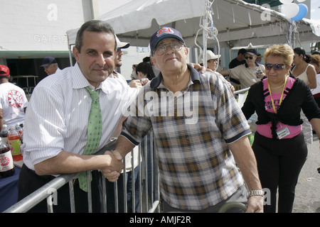 Miami Florida, Orange Bowl, Thanksgiveaway, Miccosukee Seminole Tribe spenden kostenlos türkei, lateinamerikanische lateinamerikanische ethnische Einwanderer aus Lateinamerika Minorit Stockfoto