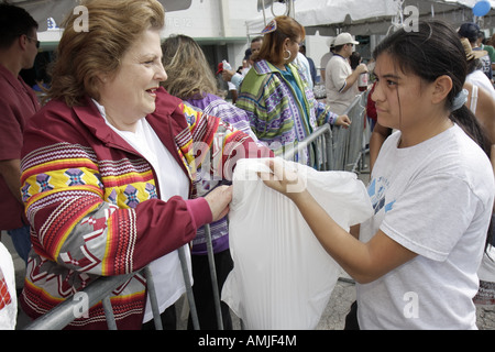 Miami Florida, Orange Bowl, Thanksgiveaway, Miccosukee Seminole Tribe spenden kostenlos türkei, lateinamerikanische lateinamerikanische ethnische Einwanderer aus Lateinamerika Minorit Stockfoto