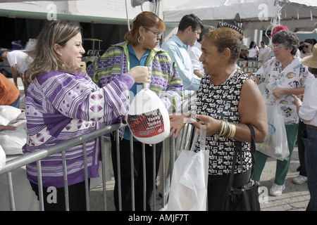 Miami Florida, Orange Bowl, Thanksgiveaway, Miccosukee Seminole Tribe spenden kostenlos türkei, hispanische Frau erhält kostenlos Essen, FL071120006 Stockfoto