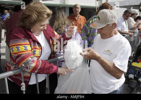 Miami Florida, Orange Bowl, Thanksgiveaway, Miccosukee Seminole Tribe spenden kostenlos türkei, Hispanic Mann erhält kostenlos Essen, FL071120007 Stockfoto