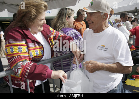 Miami Florida, Orange Bowl, Thanksgiveaway, Miccosukee Seminole Tribe spenden kostenlos türkei, lateinamerikanische lateinamerikanische ethnische Einwanderer aus Lateinamerika Minorit Stockfoto