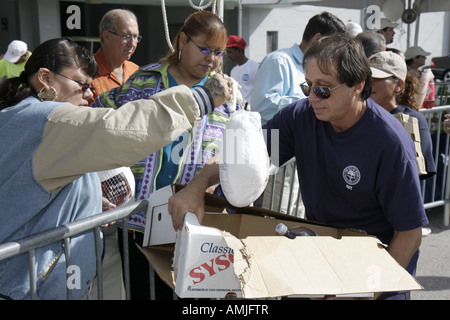 Miami Florida, Orange Bowl, Thanksgiveaway, Miccosukee Seminole Tribe spenden kostenlos türkei, lateinamerikanische lateinamerikanische ethnische Einwanderer aus Lateinamerika Minorit Stockfoto