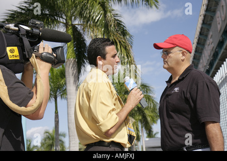 Miami Florida, Orange Bowl, Thanksgiveaway, Miccosukee Seminole Tribe spenden kostenlos türkei, lateinamerikanische lateinamerikanische ethnische Einwanderer aus Lateinamerika Minorit Stockfoto