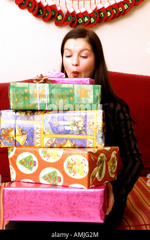 Frau mit einem Haufen von Weihnachtsgeschenken Stockfoto