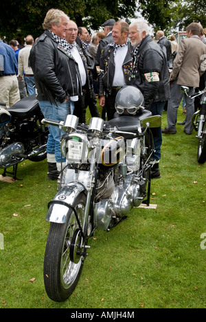 Aging-Biker mit Vincent Motorrad beim Goodwood Revival Meeting in Sussex, UK. Stockfoto