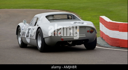 Backend-Ansicht eines 1964 Porsche 904 Carrera GTS in der Schikane bei Goodwood Revival, Sussex, UK. Stockfoto