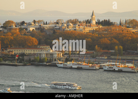 ISTANBUL, TÜRKEI. Ein Abend-Blick auf das Goldene Horn, Topkapi Palast & Gulhane Park vom Galata-Turm in Beyoglu. 2007. Stockfoto