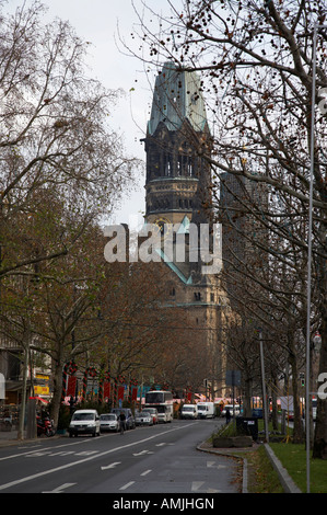 Blick hinunter Kurfürstendamm in Richtung Kaiser Gedächtniskirche Wilhelm Gedächtniskirche Berlin Deutschland Stockfoto