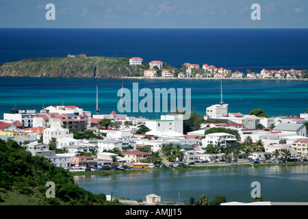 Philipsburg St. Maarten mit Salt Pond im Vordergrund und große Bucht Fort Amsterdam auf Felsvorsprung über Stockfoto