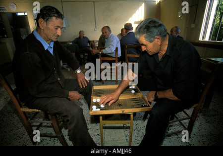 Männer spielen Backgammon in einer bar Stockfoto