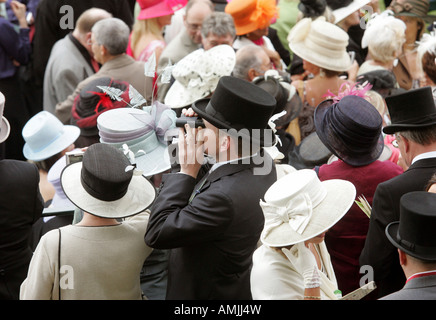 Menschen bei Royal Ascot Pferderennen, York, Großbritannien Stockfoto