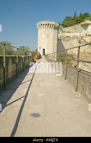 Gehweg vom Palast der Päpste in Richtung Le Pont Saint-Benezet Avignon Frankreich Stockfoto