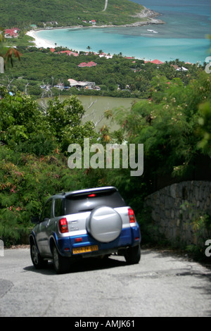 Allrad-Fahrzeug auf der schmalen Straße oberhalb Grande Saline Strand in Ferne St Barts Stockfoto