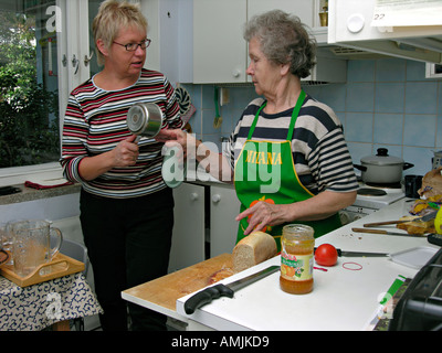 Herr PR alte Frau mit einer Frau mittleren Alters zu Hause zusammen arbeiten in der Küche Stockfoto