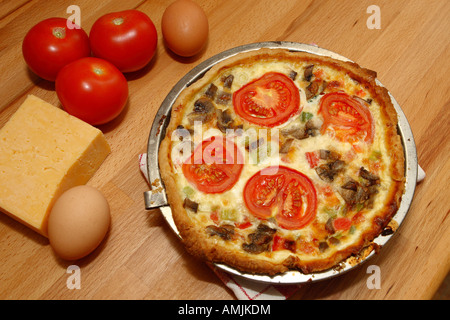 Hausgemachte Quiche mit Käse Tomaten und Eiern Stockfoto