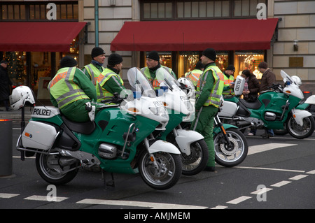 deutsche Polizei Polizei Motorräder geparkt auf einer Straßenseite mit Polizisten Berlin Deutschland Stockfoto