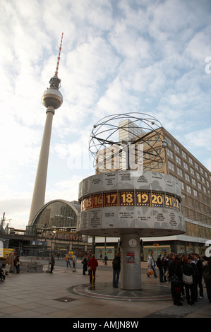 Weltzeituhr Weltzeituhr am Alexanderplatz treffen legen mit dem Fernsehturm und Berolinahauses Ost Berlin Deutschland Stockfoto