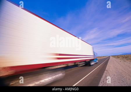 Transport-LKW auf der Autobahn, Nevada, USA Stockfoto