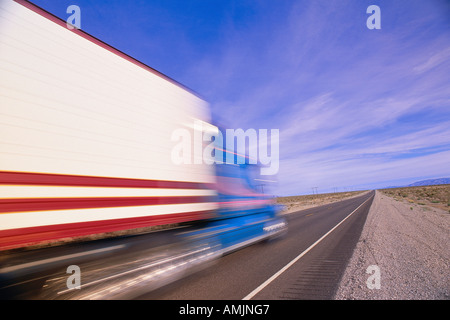 Transport-LKW auf der Autobahn, Nevada, USA Stockfoto