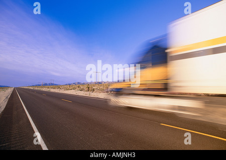 Transport-LKW auf der Autobahn, Nevada, USA Stockfoto