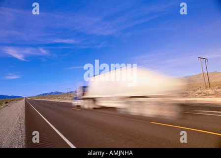 Transport-LKW auf der Autobahn, Nevada, USA Stockfoto