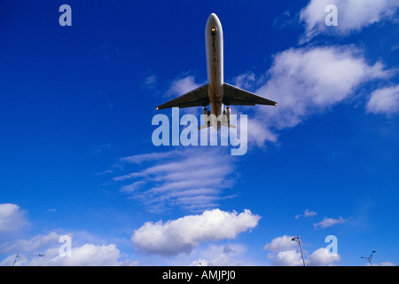 Flugzeug im Himmel, Stockfoto