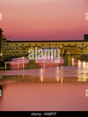 Italien, Toskana, Florenz, Ponte Vecchio spiegelt sich im Fluss Arno Stockfoto