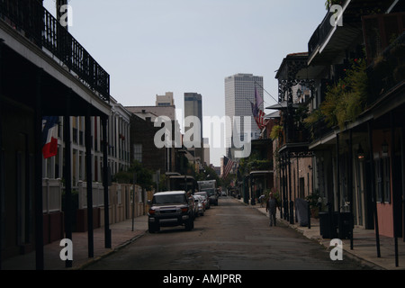 Skyline von Downtown und Balkonen auf Chartres Street French Quarter New Orleans November 2007 Stockfoto