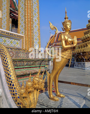 Thailand, Bangkok, Wat Phra Kaeo, goldene Kinaree-Statue im Royal Palace Stockfoto