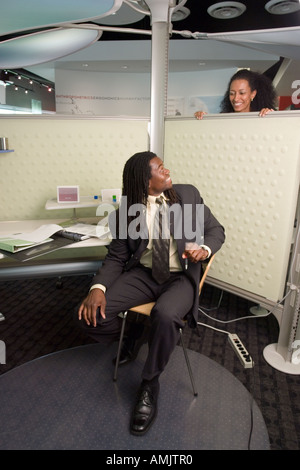 Frau überraschend männliche Mitarbeiter in einem Büro Stockfoto