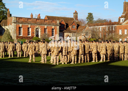 Linien der Soldaten feiern ihre Rückkehr aus dem Irak The Rifles eine Elite Schützenregiment Parade außerhalb Hemingsby Stockfoto