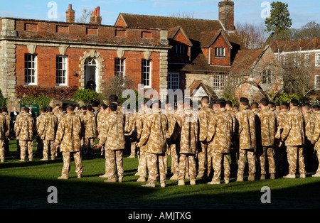 Linien der Soldaten feiern ihre Rückkehr aus dem Irak The Rifles eine Elite Schützenregiment Parade außerhalb Hemingsby Stockfoto