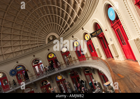 Rote Türen auf dem Balkon auf den Mais auszutauschen Einkaufszentrum in Leeds, West Yorkshire England Stockfoto