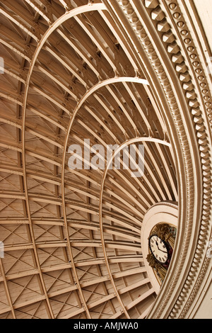 Dach-Detail mit Uhr im The Corn Exchange, umgewandelt in ein Einkaufszentrum in Leeds, West Yorkshire, England Stockfoto