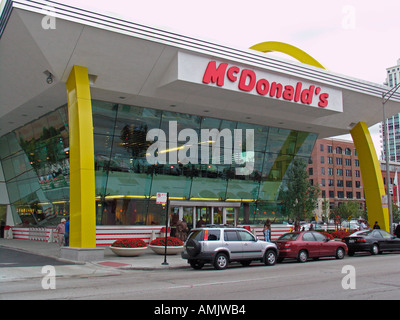 Innenstadt von McDonalds Restaurant River North Touristengebiet Chicago Illinois USA Stockfoto