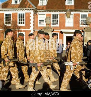 Die Gewehre eine Elite Schützenregiment Parade entlang der Nähe Kathedrale in Salisbury Wiltshire England Stockfoto