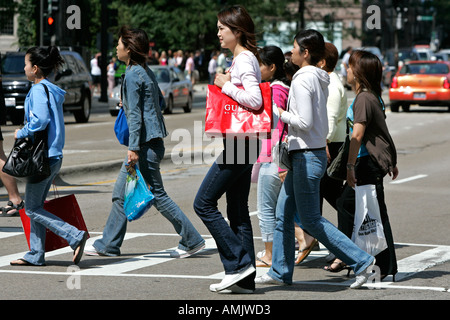 Fußgänger auf der Michigan Avenue Chicago Illinois Vereinigte Staaten Stockfoto