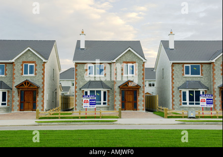 Neu errichtete freistehende Einfamilienhäuser Häuser in Wohnsiedlung Entwicklung in Mullingar County Westmeath Irland. Für den Verkauf. Stockfoto