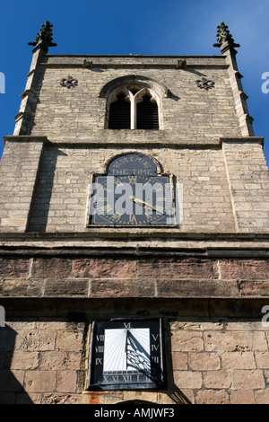 Uhr und Sonnenuhr zeigt BST und GMT am St John the Baptist Church in Knaresborough North Yorkshire England Stockfoto